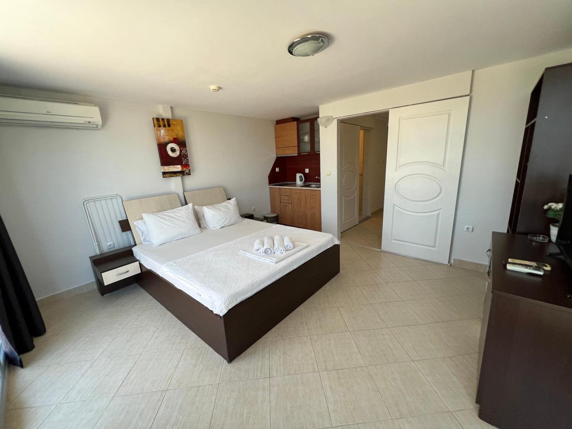 Persani Hotel-Free Parking Slăntjev Brjag Exteriör bild
