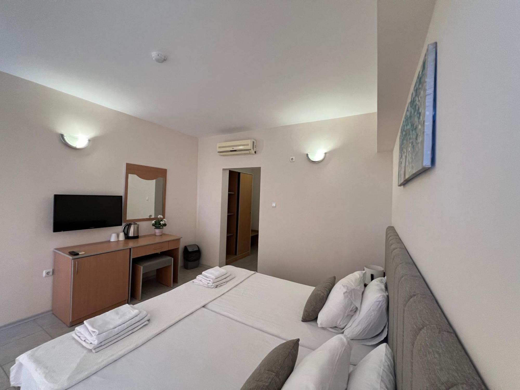 Persani Hotel-Free Parking Slăntjev Brjag Exteriör bild